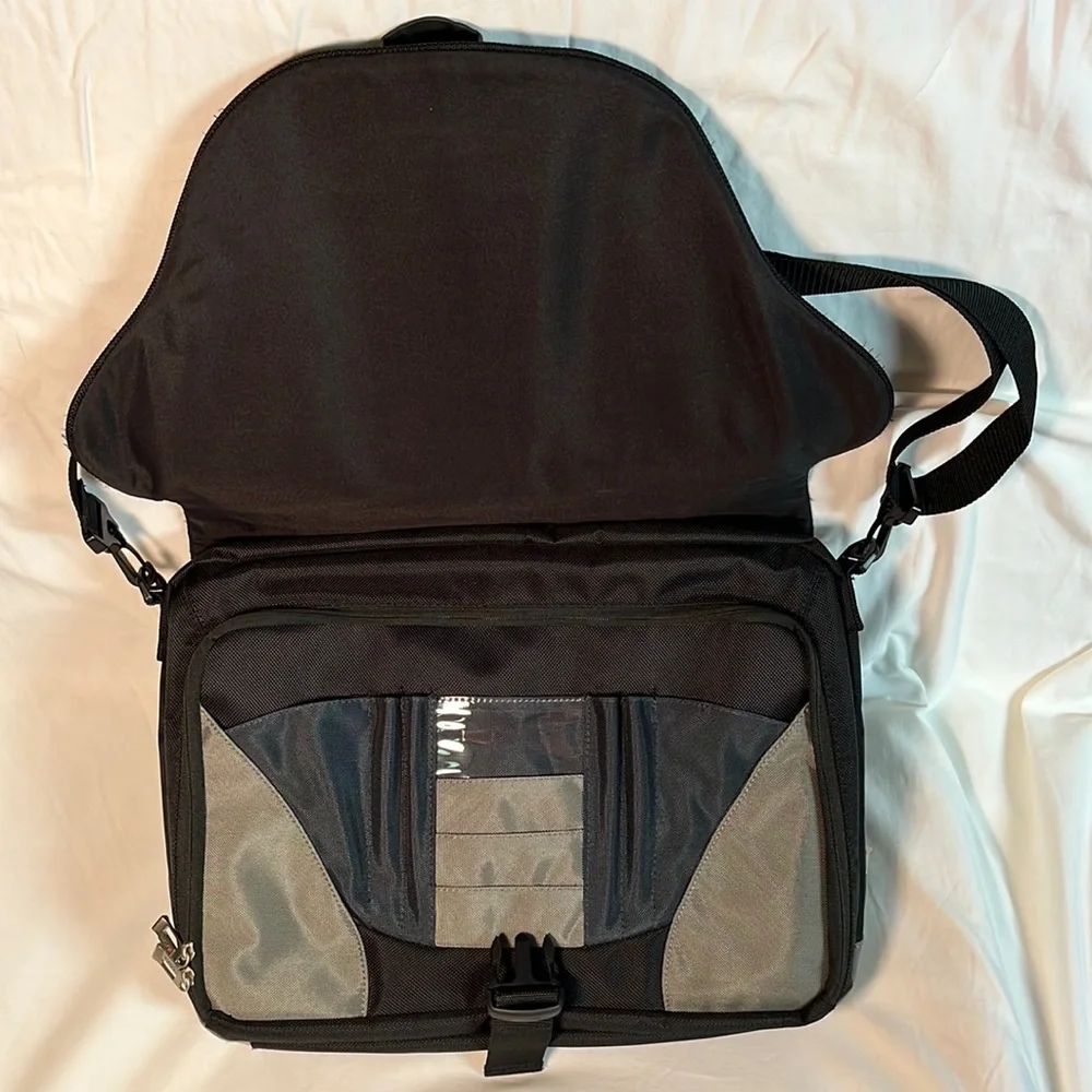 Solo Active 17 Inch Laptop Messenger Bag, Grey/Black